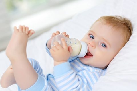 Lượng sữa bú của trẻ sơ sinh bao nhiêu là đủ?