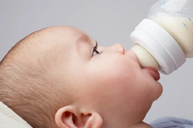Lượng sữa bú của trẻ sơ sinh bao nhiêu là đủ?