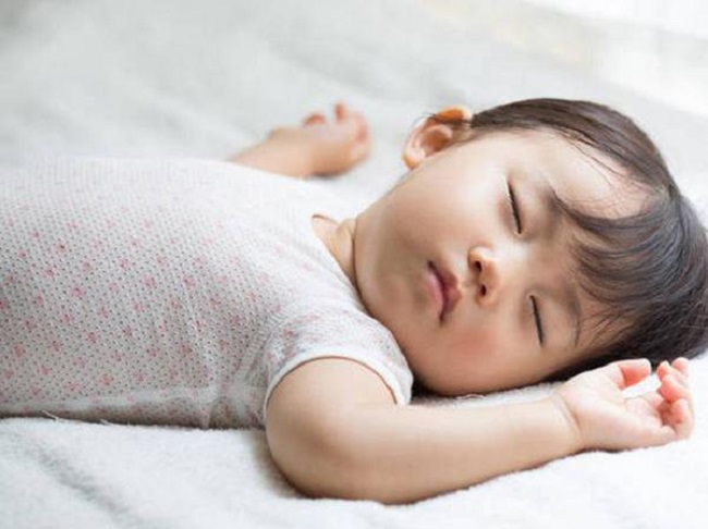 Trẻ 2 tuổi ngủ hay giật mình có nguy hiểm không?