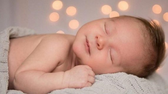 Trẻ sơ sinh ngủ ít vào ban ngày có nguy hiểm không
