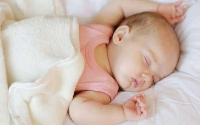 cách đánh thức bé sơ sinh dậy bú