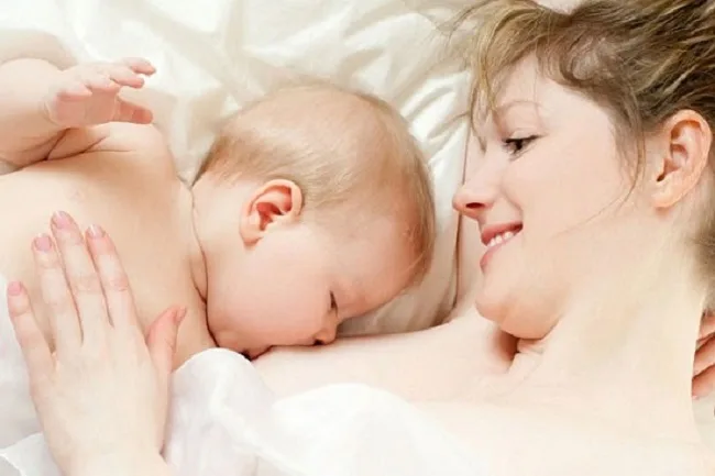 cách đánh thức bé sơ sinh dậy bú